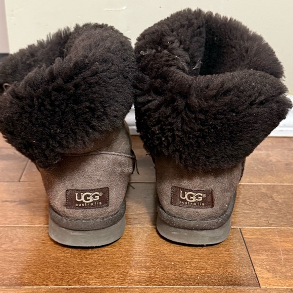 UGG Australia Bailey Button Classic Boots - Picture 6 of 7